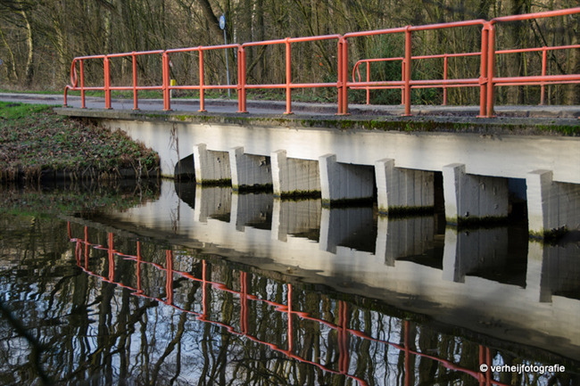 brug 554, een fraai geheel van een eenvoudige betonnen brug met elegant gevormde hekwerken 
              <br/>
              Annemarieke Verheij, januari 2016